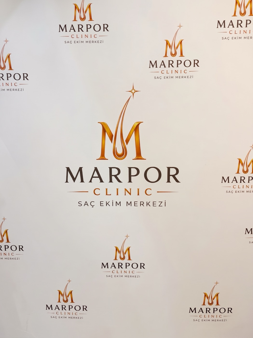 Marpor Clinic saç ekim merkezi logo duvarı